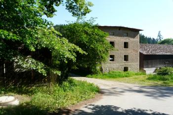 Cesta dělící hospodářské a obytné budovy (© Jaroslav Šefčík, 05/2009)