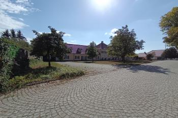 správní budova na jižní straně předzámčí - nyní muzeum Ostrov lidových krojů (© Jaroslav Špiroch  08/2026)
