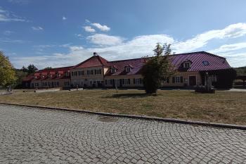 správní budova na jižní straně předzámčí - nyní muzeum Ostrov lidových krojů (© Jaroslav Špiroch  08/2026)