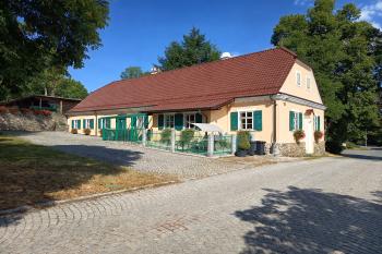dům s hospodářskou částí na východní straně předzámčí (bývalý čeledník) (© Jaroslav Špiroch  08/2026)