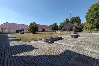vpravo budova zimní zahrady, vlevo 2 hospodářské budovy na západní straně předzámčí (© Jaroslav Špiroch  08/2026)