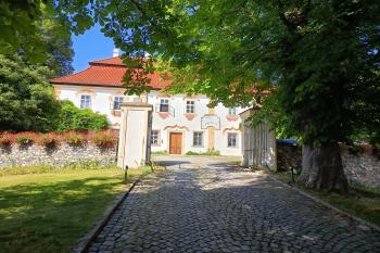 vstupní brána do areálu zámku - pohled z jihu z předzámčí (© Jaroslav Špiroch  08/2026)