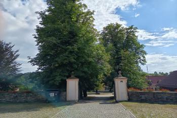vstupní brána do areálu zámku - pohled od hlavního, jižního průčelí zámku (© Jaroslav Špiroch  08/2026)
