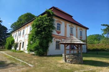 historická studně 1 - u východního průčelí zámku (© Jaroslav Špiroch  08/2026)