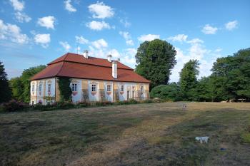 pohled na zámek ze severovýchodu ze zámeckého parku (© Jaroslav Špiroch  08/2026)