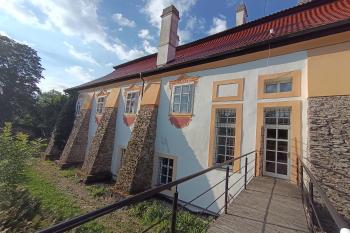 příkop u severního průčelí zámku (© Jaroslav Špiroch  08/2026)