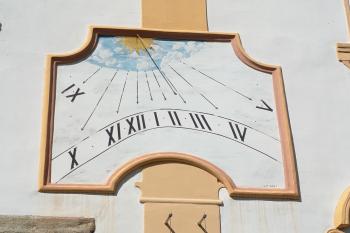 sluneční hodiny v průčelí zámku (© Jaroslav Špiroch  08/2026)