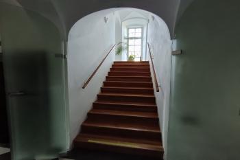 chodba z přízemí do 1. patra (© Jaroslav Špiroch  08/2026)