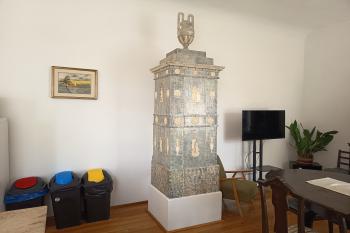 kachlová kamna v jídelně (© Jaroslav Špiroch  08/2026)