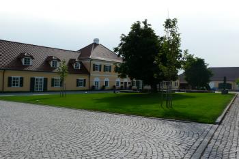 Pohled k bývalým hospodářským budovám z nádvoří (© Jaroslav Šefčík, 05/2009)