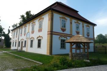 Zámek v Ostrově (© Jaroslav Šefčík, 05/2009)