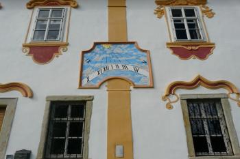 Sluneční hodiny nad vchodem (© Jaroslav Šefčík, 05/2009)
