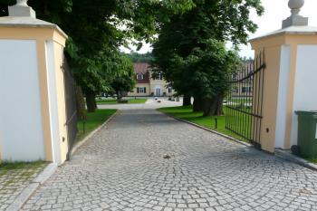 Pohled od zámku do dvora (© Jaroslav Šefčík, 05/2009)