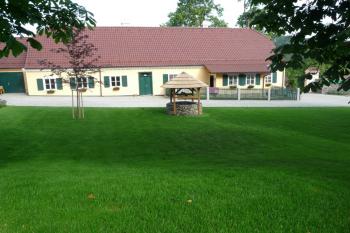 Studna v popředí bývalého čeledníku (© Jaroslav Šefčík, 05/2009)