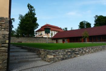 Pohled k zámku od západního vjezdu (© Jaroslav Šefčík, 05/2009)