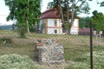 Pohled od západu. Zámecká zahrada zatím na svoji obnovu čeká. (© Jaroslav Šefčík, 05/2009)