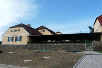 Pohled na zadní trakt bývalých hospodářských budov od jihozápadu (© Jaroslav Šefčík, 05/2009)