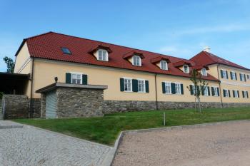 Pohled na zadní trakt bývalých hospodářských budov od jihozápadu (v popředí ČOV) (© Jaroslav Šefčík, 05/2009)
