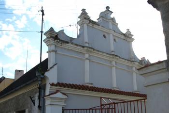 renesanční štít jihovýchodní budovy ( © Milan Caha 05/2009)