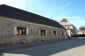 východní -uliční - fronta dvora ( © Milan Caha 05/2009)