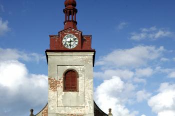 Průčelí kostela v Dolní Kalné ( © Zbyněk Šimůnek 05/2009)