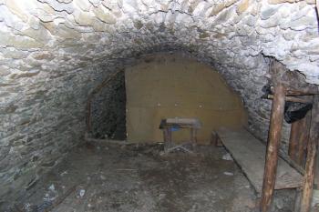 Jižní suterénní místnost původního paláce ( © Filip Matoušek 07/2006)