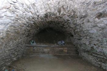 Interiér severní suterénní místnosti paláce ( © Filip Matoušek 07/2006)