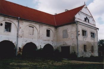 Jižní část zámku s arkádami (© Lukáš Pechánek, 07/2004)