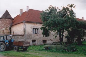 Severovýchodní nároží zámku (© Lukáš Pechánek, 07/2004)