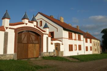 hospodářské budovy zámku ( © Milan Caha 05/2009)