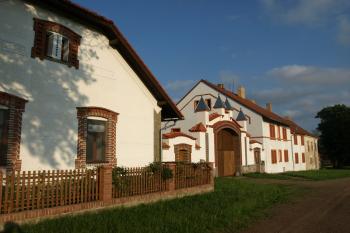 hospodářské budovy zámku ( © Milan Caha 05/2009)