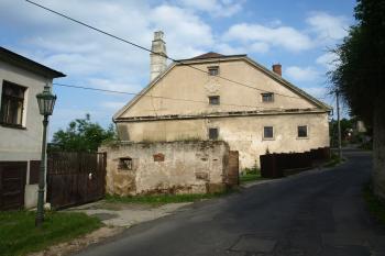 pohled na štítové průčelí ( © Milan Caha 06/2010)
