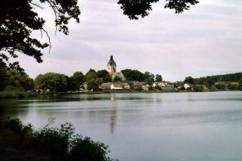 Pohled přes Podkostelní rybník (© Jiří Cukr, 08/2004)