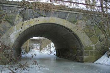 Kammený most polní cesty, v pozadí most řepařské železnice ( © Jiří Čížek 02/2006)