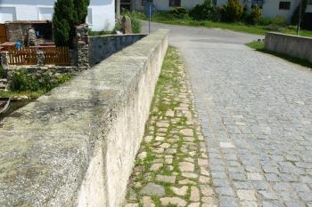 mostovka s původním dlážděním ( © Milan Caha 06/2009)