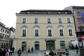 průčelí paláce Říkovských obrácené do náměstí Svobody ( © Jan P. Štěpánek 06/2009)