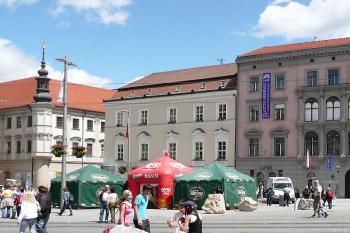 pohled přes náměstí Svobody na palác Říkovských z Dobrčic ( © Jan P. Štěpánek 06/2009)