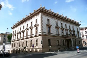 vstupní průčelí Besedního domu z ulice Solniční ( © Jan P. Štěpánek 06/2009)