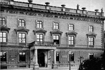 vstupní průčelí na počátku 20. století ( © A. Prokop: Die Markgraftschaft Mähren in kunstgeschichtlichen Beziehung, Band I-IV, R.  Spies & Co. Verlag, Wien 1904)