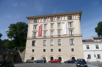 východní průčelí paláce z Besední ulice ( © Jan P. Štěpánek 06/2009)