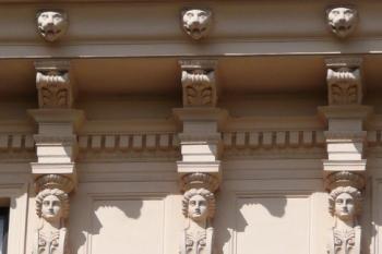 detail korunní římsy paláce ( © Jan P. Štěpánek 06/2009)