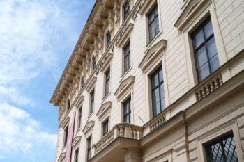 vstupní jižní průčelí paláce ( © Jan P. Štěpánek 06/2009)