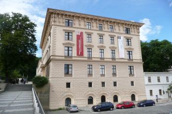 pohled na Pražákův palác z terasy při hotelu Internacional Brno ( © Jan P. Štěpánek 06/2009)
