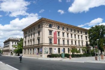 celkový pohled na Pražákův palác společně s Besedním domem v pozadí z Husovy ulice ( © Jan P. Štěpánek 06/2009)