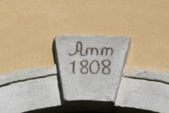 datum zahájení výstavby kostela vyznačené na svorníku vstupního portálu kostela v průčelní věži ( © Jan P. Štěpánek 05/2009)