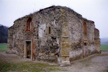 Zřícenina kostelíka ( © Jiří Čížek 03/2002)