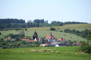 Kostelní areál ze silnice Čestín - Polipsy ( © Ivan Grisa 06/2009)
