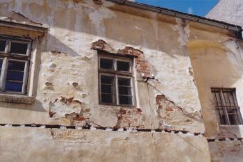 Detail zbytků sgrafit (© Lukáš Pechánek, 10/2004)