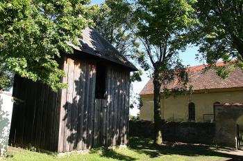 Zvonice a kostel od severozápadu ( © Ivan Grisa 06/2009)