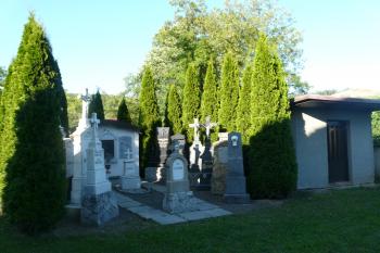 Přilehlý hřbitov (© Jaroslav Šefčík, 06/2009)